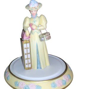 Avon MINI Mrs PFE Albee 3.5" Figurine - Award for President's Club 2002